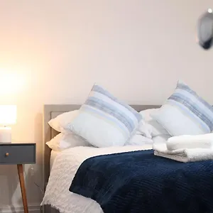  Apartment Spacious & Comfortable 3 Bedroom House - Free Wifi & Free Parking United Kingdom